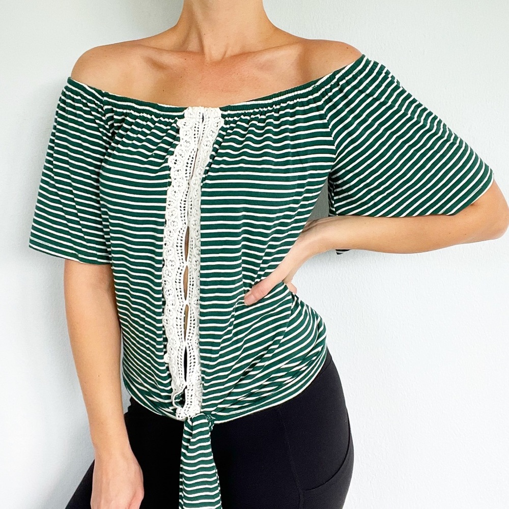 Vine & Love green stripe cut out tie front stretch tee size medium